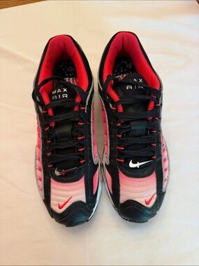 Nike Air Max Women's Black and Pink Gradient Athletic Sneakers